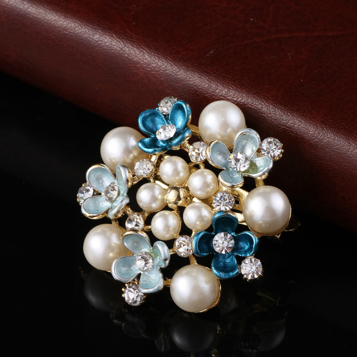 Fashion accessory on model - Image 8
