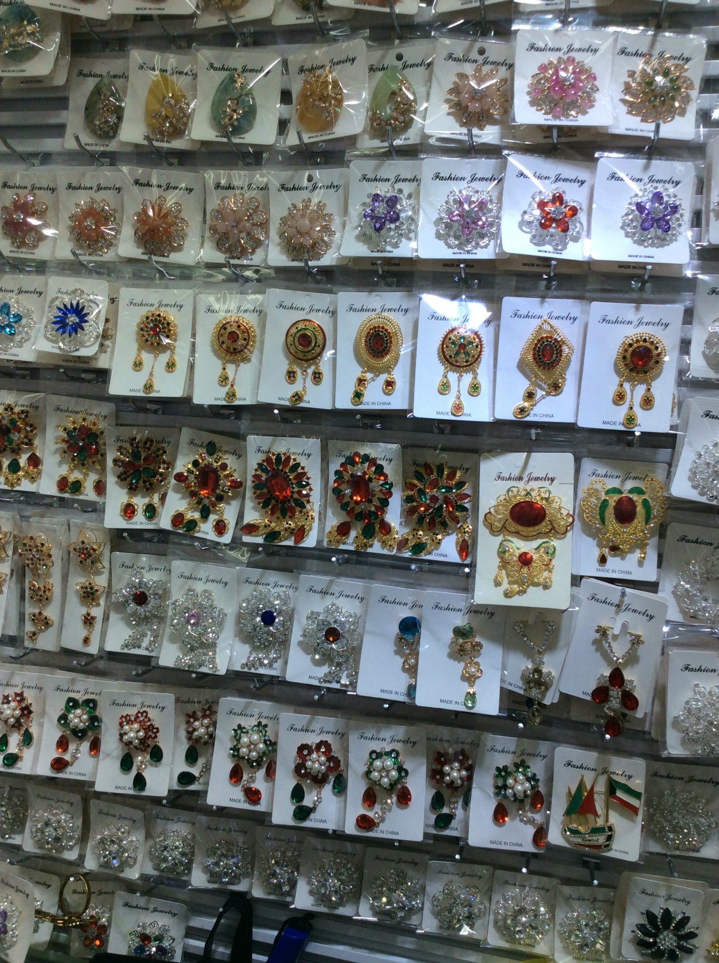 Fashionable Dog Pin Accessory - Image 3