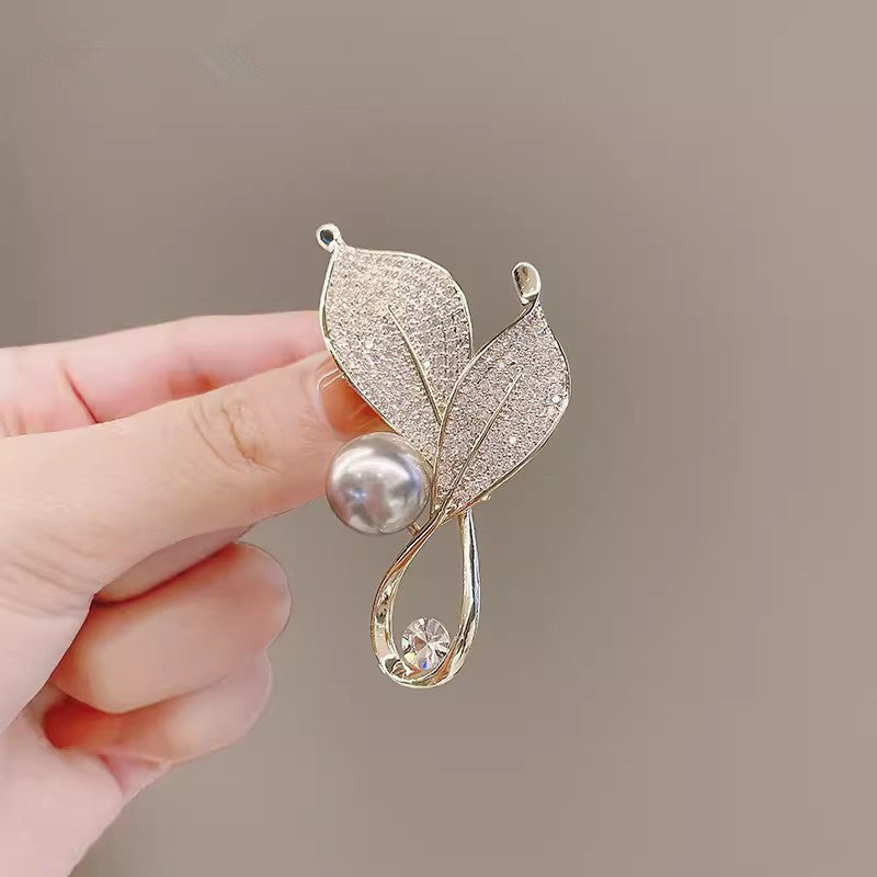 Multi-Diamond Leaf Brooch Close-Up - Image 2