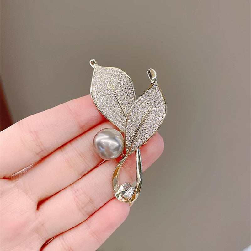 Zinc Alloy Leaf Brooch with Gold Finish - Image 3