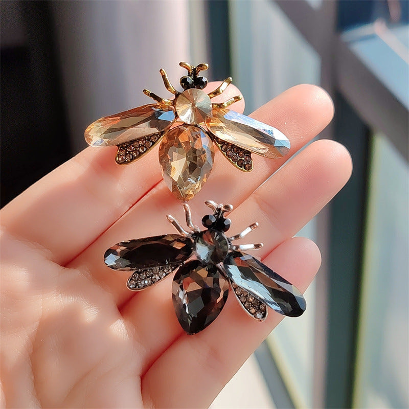 Durable alloy bee pin for unisex fashion