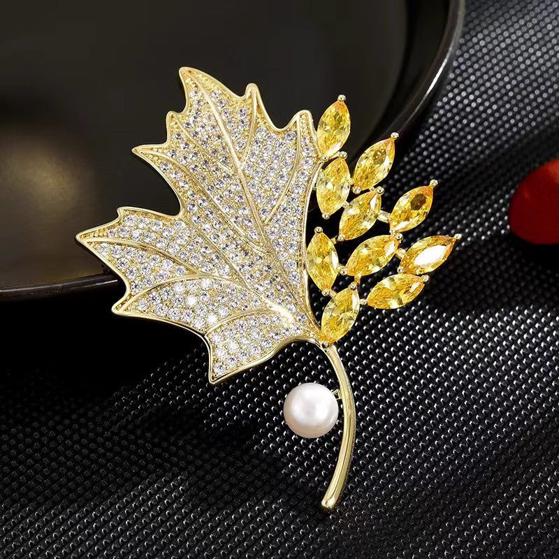 Pearl flower pin brooch detail