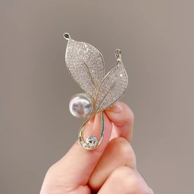 Detailed Zircon Stone Leaf Brooch - Image 4