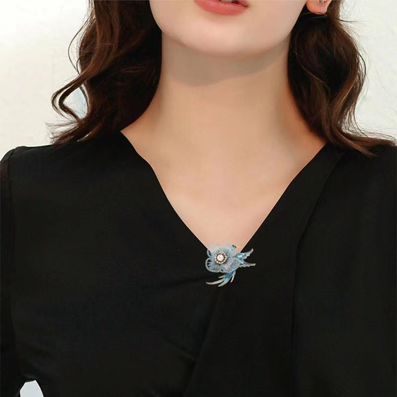 Lightweight stylish brooch for formal occasions