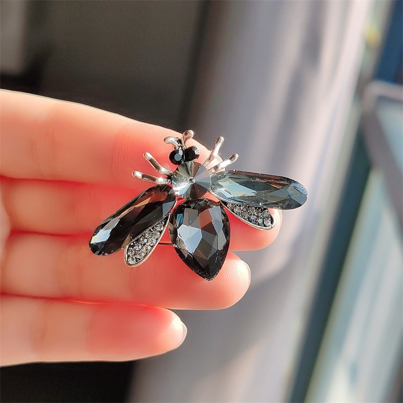 Durable alloy bee pin for unisex fashion