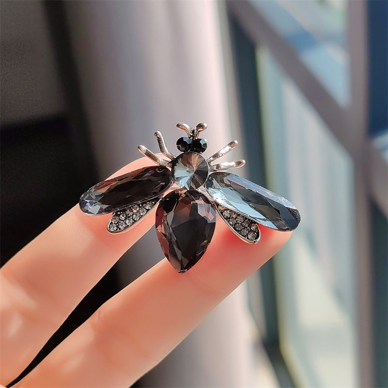 Elegant insect pin for fashion accessories