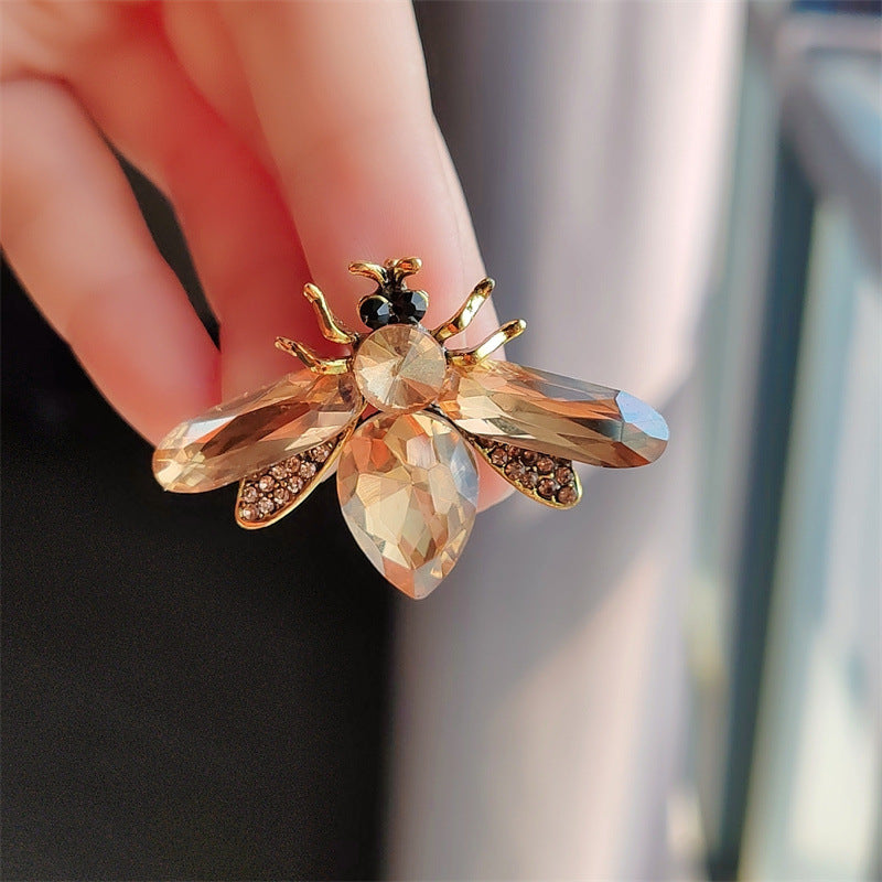Elegant insect pin for fashion accessories