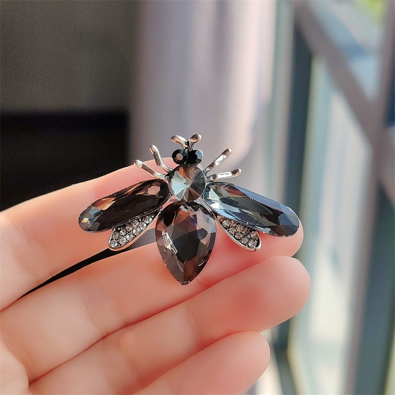Stylish bee brooch in gold color