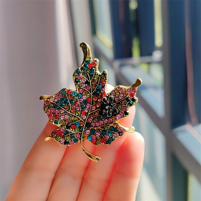 Close-up of the leaf brooch design - image 2