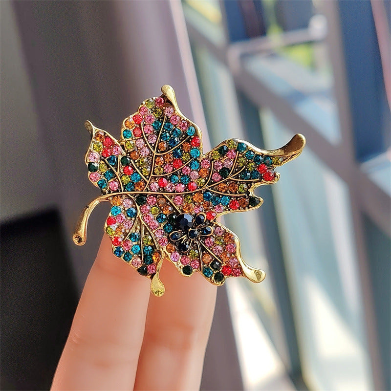 Close-up of the leaf brooch design - image 2