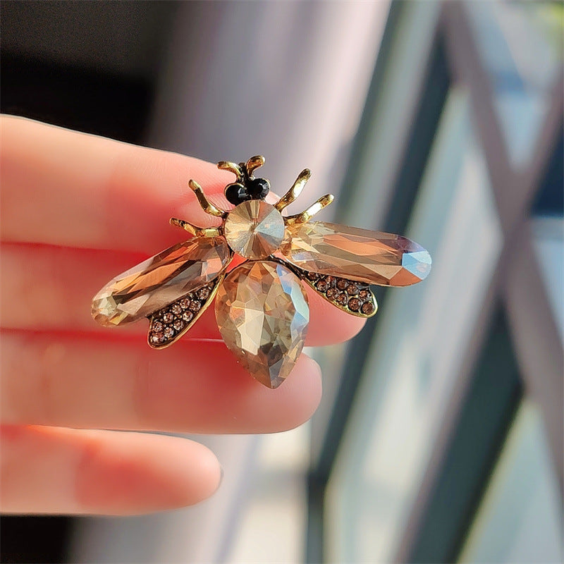 Elegant insect pin for fashion accessories