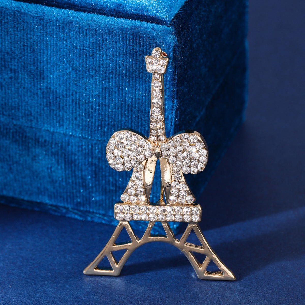 Fashionable Eiffel Tower pinback brooch