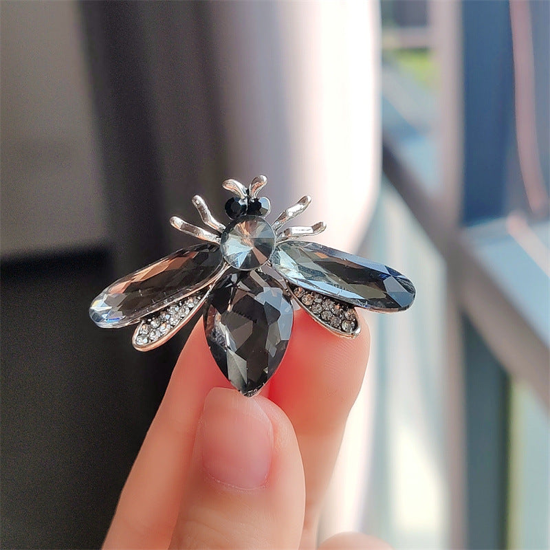 Elegant insect pin for fashion accessories