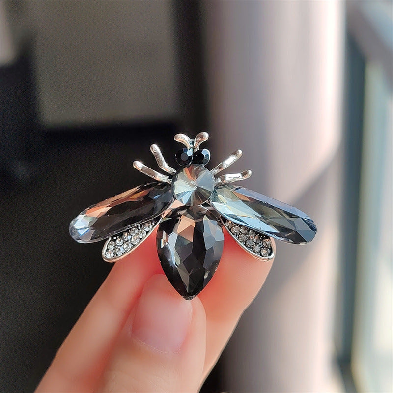 Stylish bee brooch in gold color