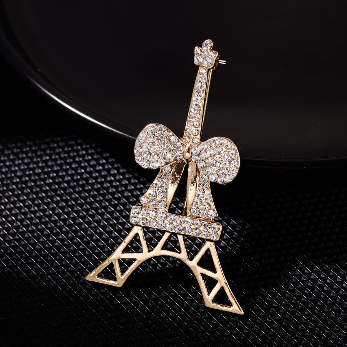 Versatile clothing pin for everyday wear