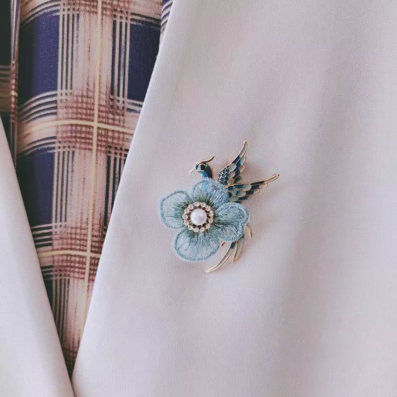 Elegant fashion accessory floral brooch