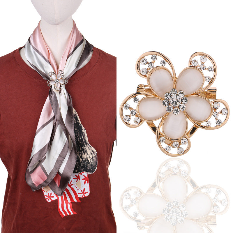 Stylish Floral Design Rhinestone Brooch Close-Up