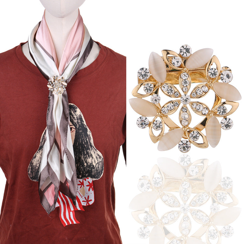 Stylish Floral Design Rhinestone Brooch Close-Up