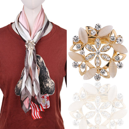 Stylish Floral Design Rhinestone Brooch Close-Up