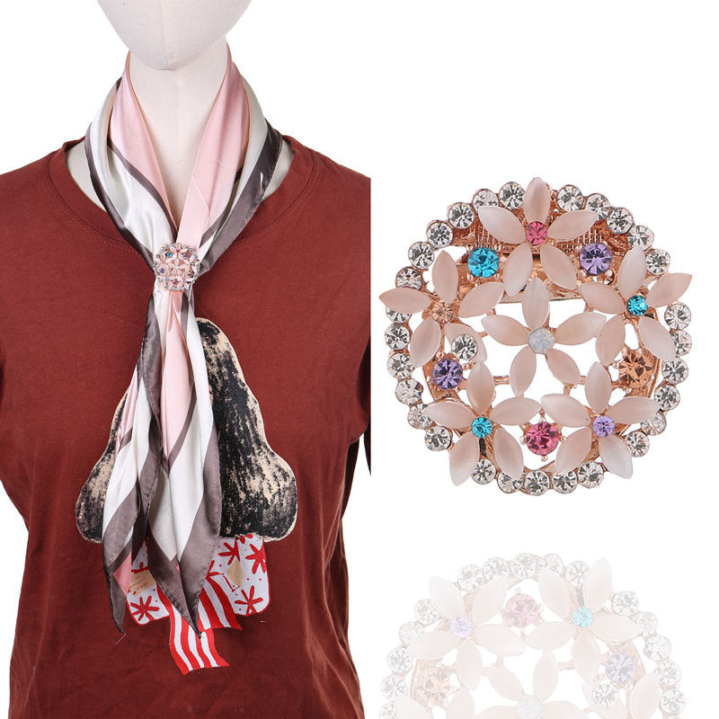 Stylish Floral Design Rhinestone Brooch Close-Up