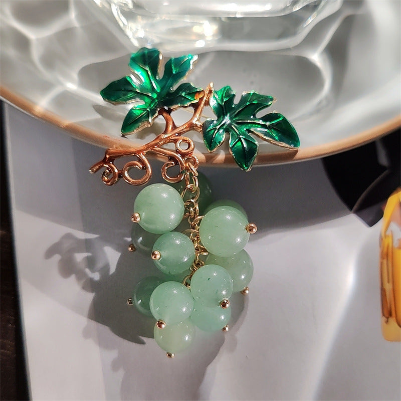 Stylish pin brooch for cardigans