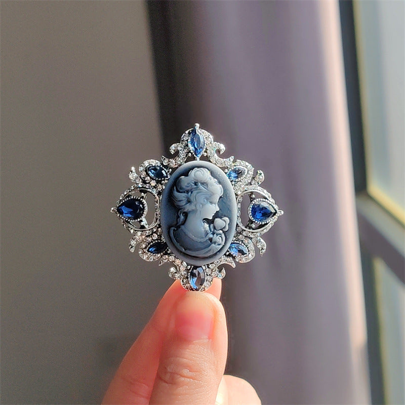 Elegant vintage brooch with rhinestones