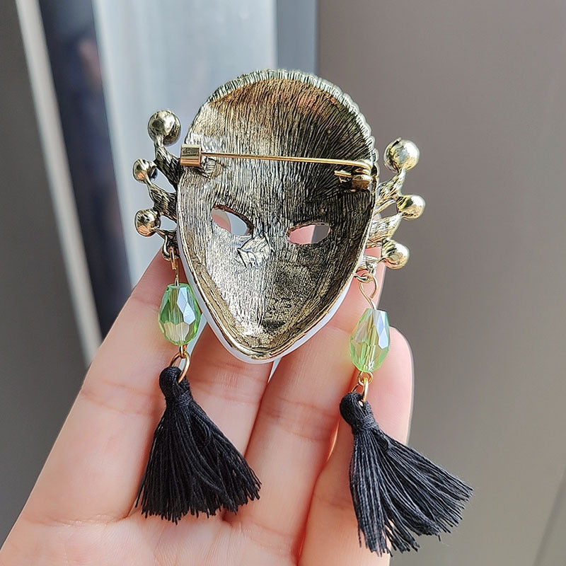 Stylish brooch in various colors