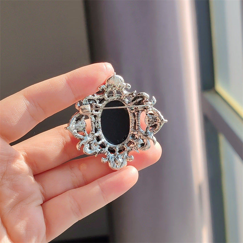Artistic head design brooch for fashion