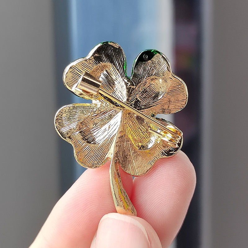 Fashionable anti-slip brooch