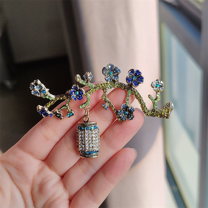 Stylish brooch for women with unique design