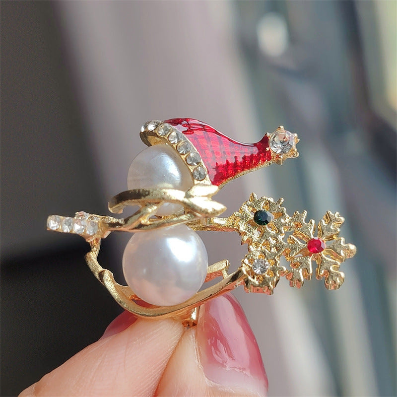 Elegant snowman brooch pearl design