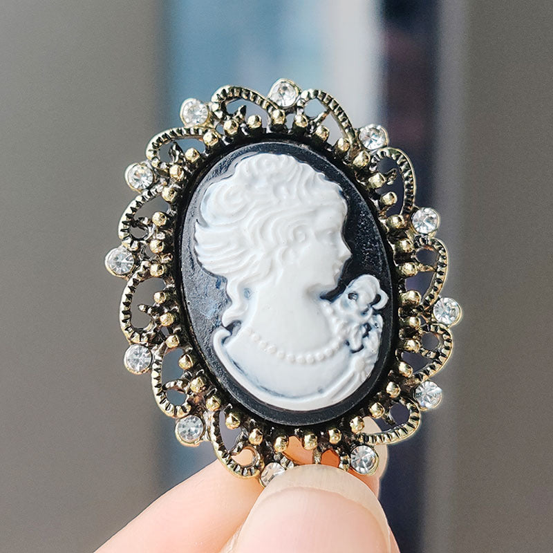 Trendy Summer 2023 Floral Brooch