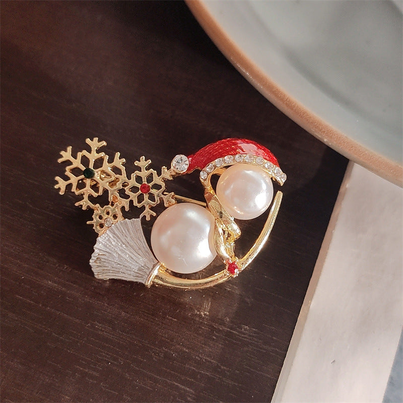 Elegant snowman brooch pearl design
