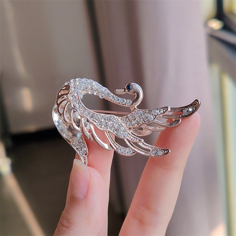 Elegant brooch for jackets and blazers