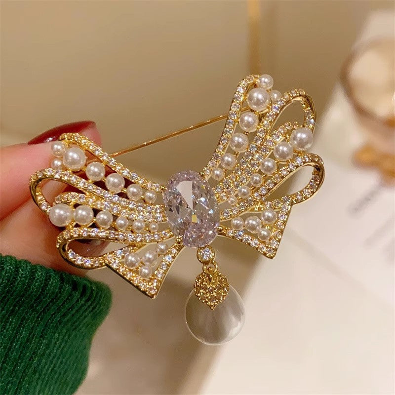 Lightweight pearl brooch worn on clothing image 6