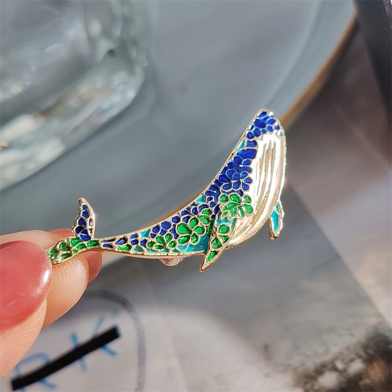 Stylish pin for outfits and bags