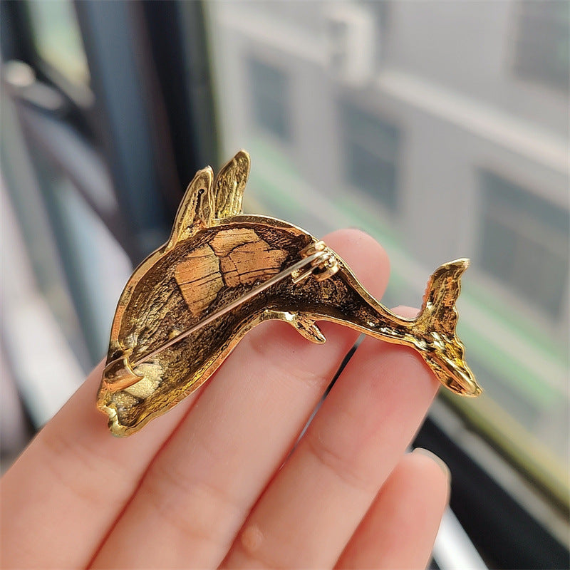 Trendy animal-themed brooch for women