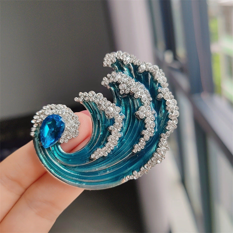 Elegant Fashion Brooch detail