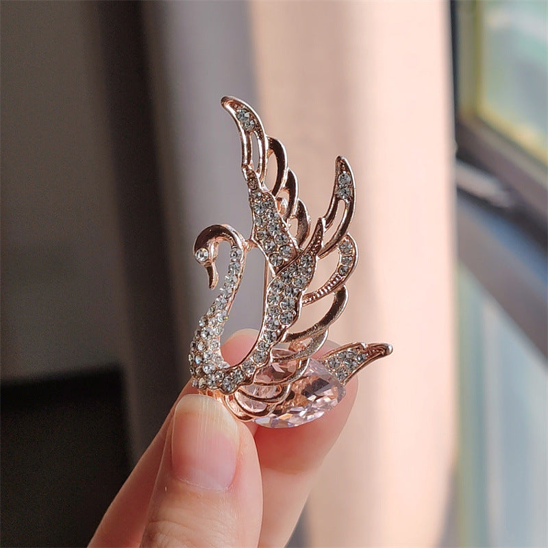 Elegant brooch for jackets and blazers