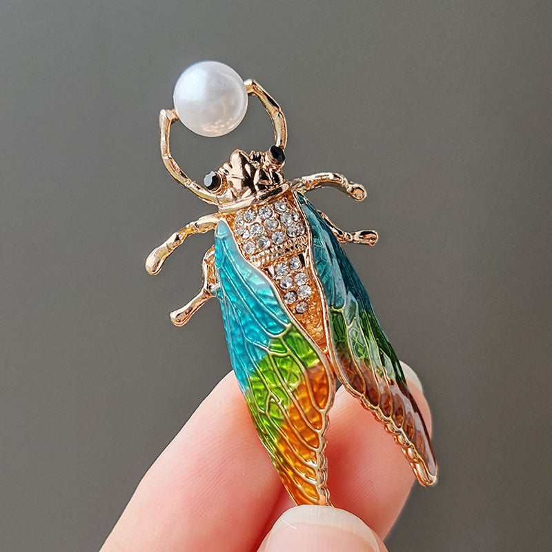 Stylish cicada pin for men and women