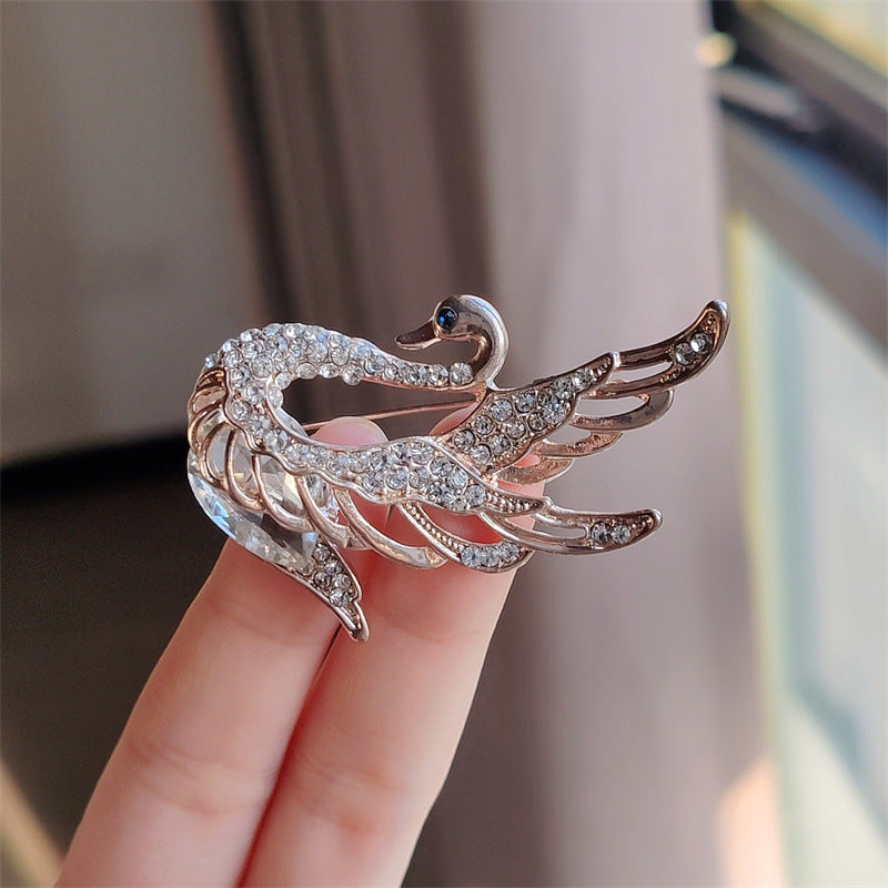 Elegant brooch for jackets and blazers