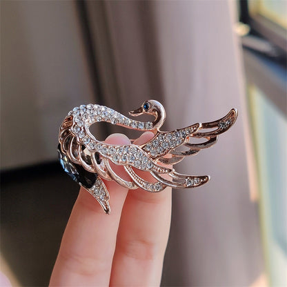 Stylish women's brooch with crystals