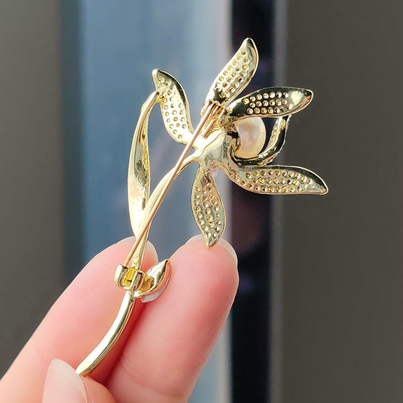 Brooch on fabric showcasing versatility - image 5