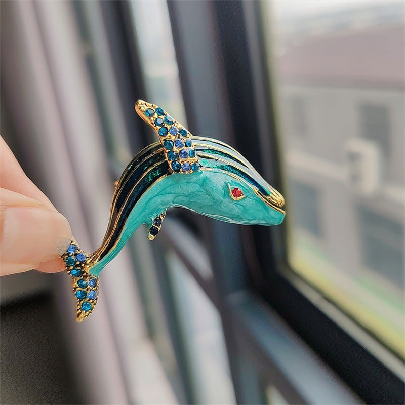 Trendy animal-themed brooch for women