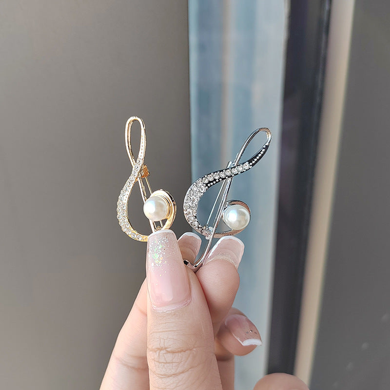 spring 2023 fashion trend brooch