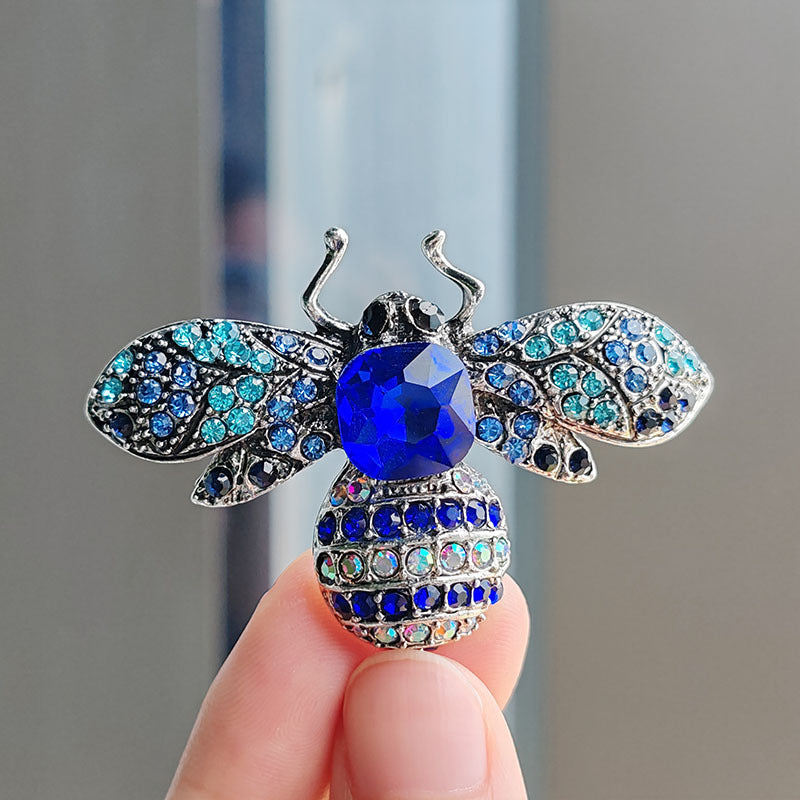 Gift packaging for the bee brooch