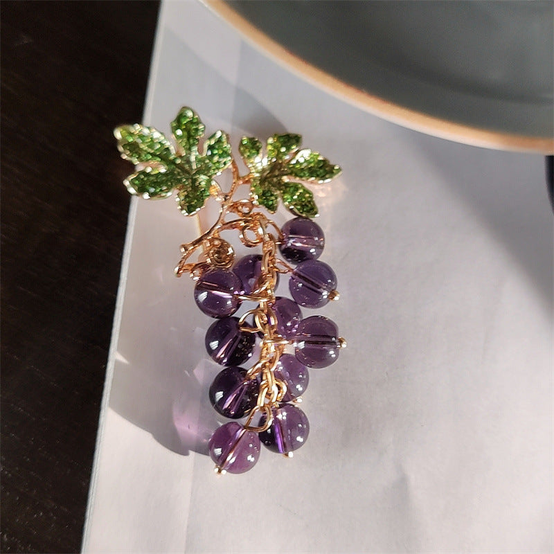 Stylish pin brooch for cardigans