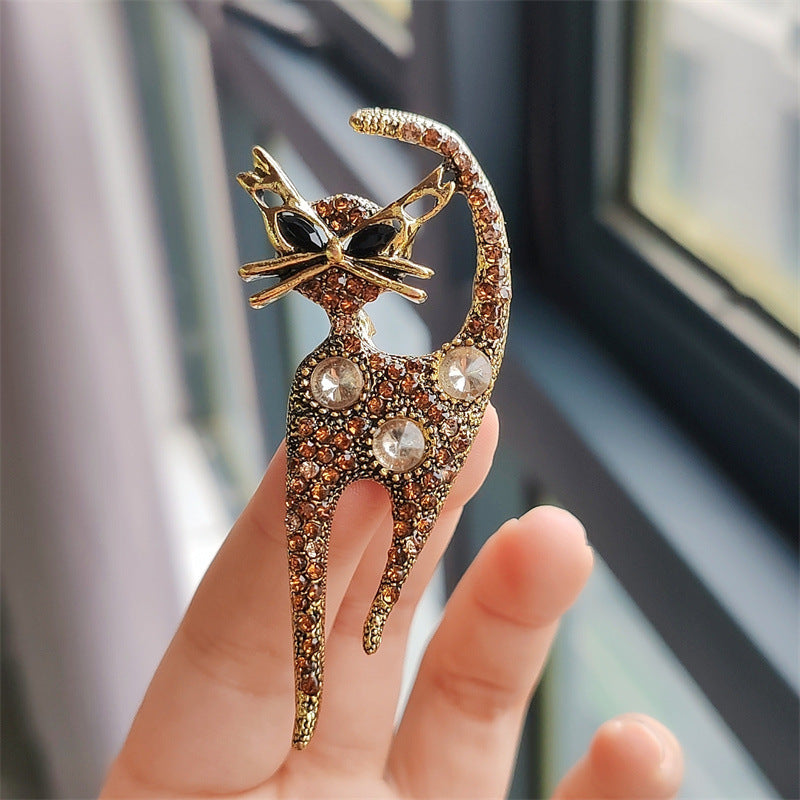Detailed cat pin for fashion lovers