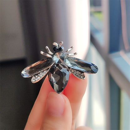 Elegant insect pin for fashion accessories