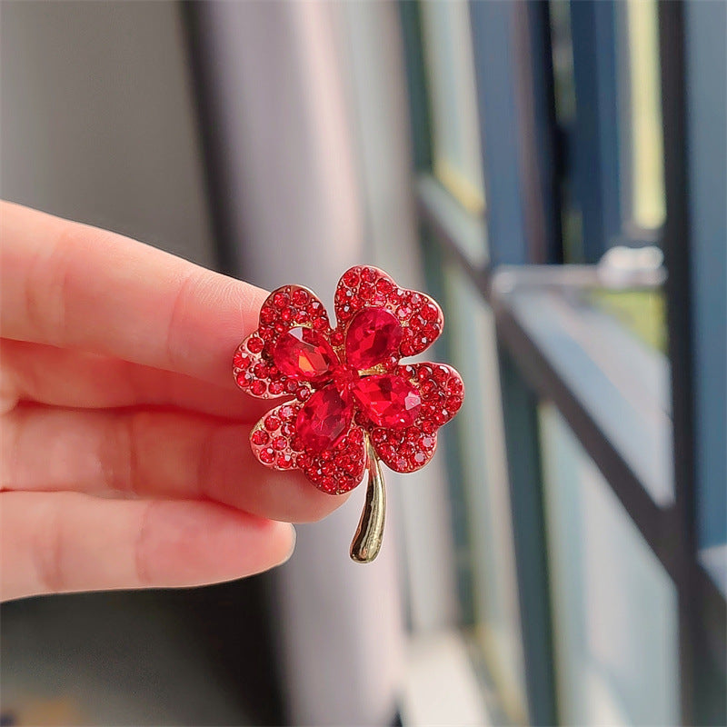 Fashionable anti-slip brooch